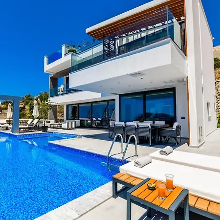 4 Bdr Ultra Luxury With Cinema Room Villa Victoria